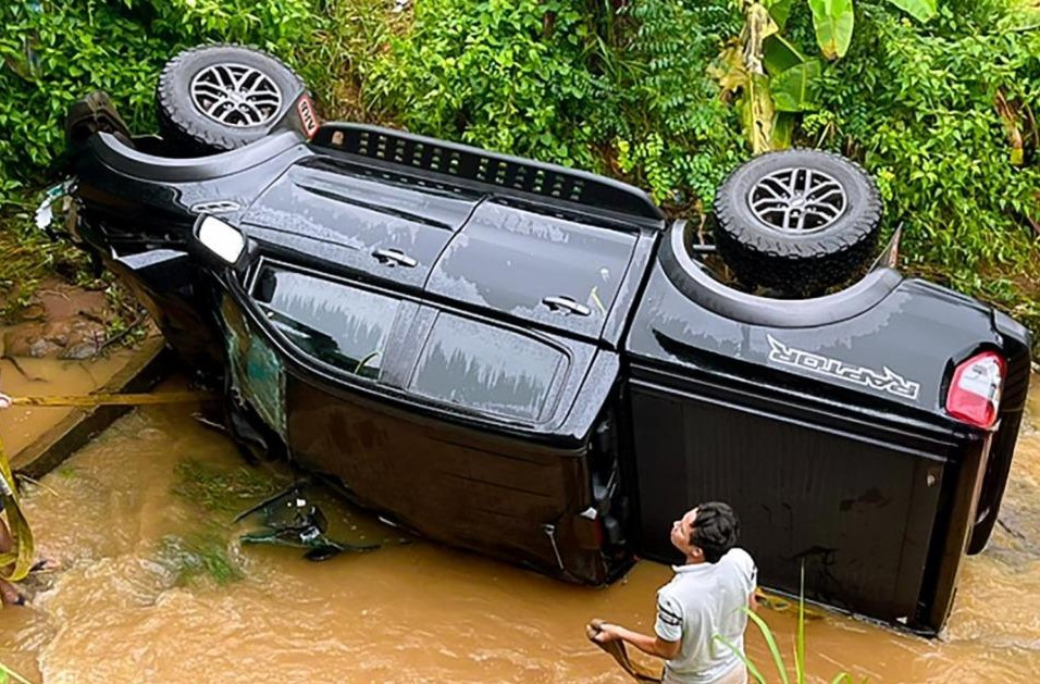Chiếc ô tô bán tải lao xuống cầu khiến tài xế tử vong