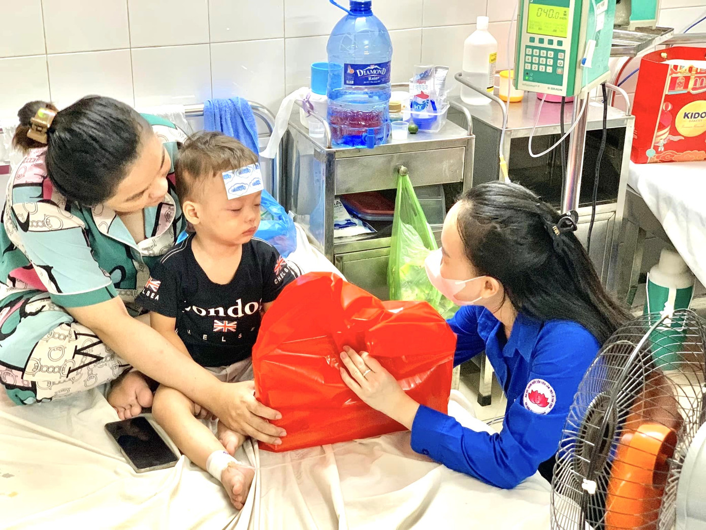 Đoàn viên, thanh niên tặng quà cho thiếu nhi đang điều trị tại Bệnh viện Đa khoa tỉnh Bình Dương.