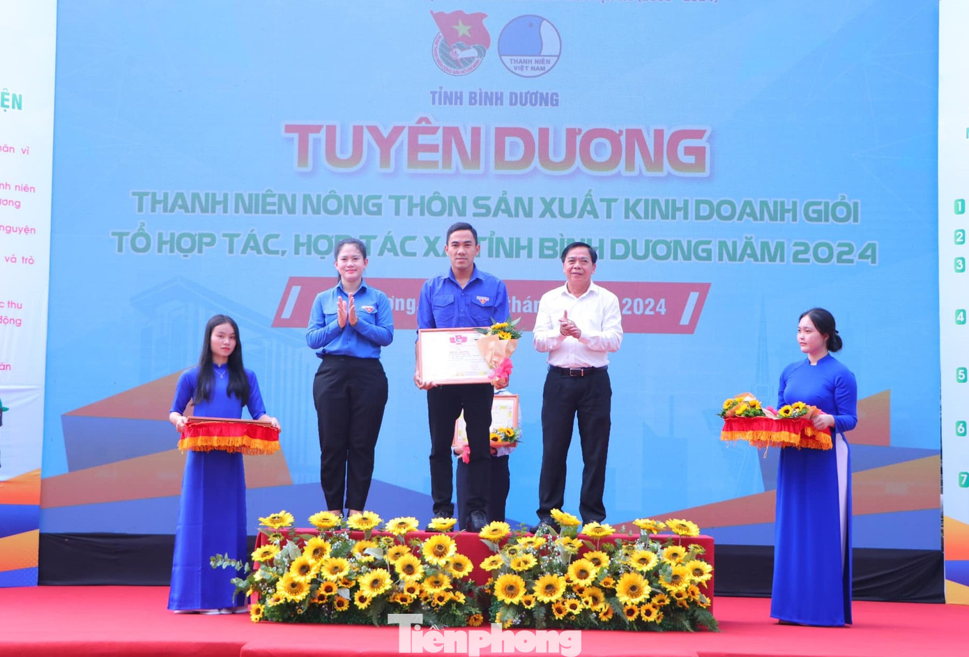 Tuyên dương Thanh niên nông thôn sản xuất kinh doanh giỏi. Ảnh: Thiên Phúc