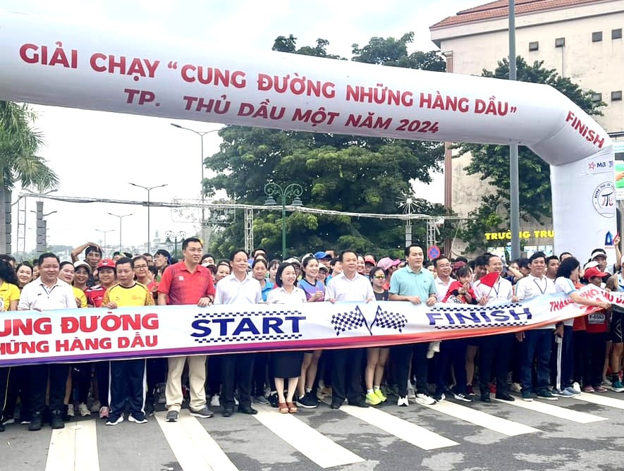 Sáng 1/9, thành phố Thủ Dầu Một tổ chức giải chạy bộ "Cung đường những hàng dầu" thu hút hàng nghìn người tham gia Sáng 1/9, thành phố Thủ Dầu Một tổ chức giải chạy bộ "Cung đường những hàng dầu" thu hút hàng nghìn người tham gia