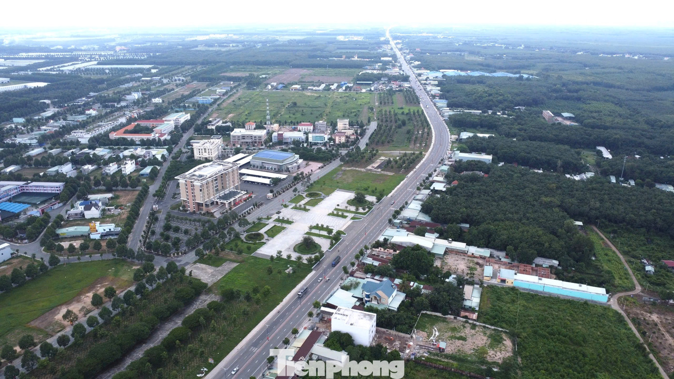 Tuyến Quốc lộ 13 đi qua huyện Bàu Bàng. Tuyến Quốc lộ 13 đi qua huyện Bàu Bàng.