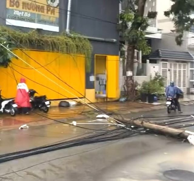 Một cột điện đổ trên đường D1 (TP. Thủ Dầu Một)