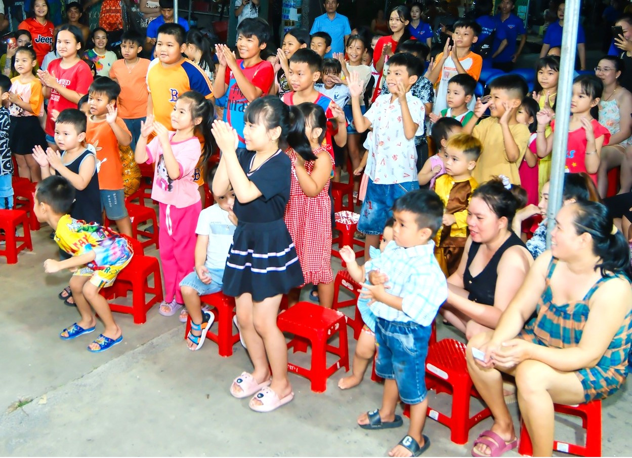 Thiếu nhi sinh sống tại khu nhà trọ ở TP. Bến Cát vui Tết Trung thu