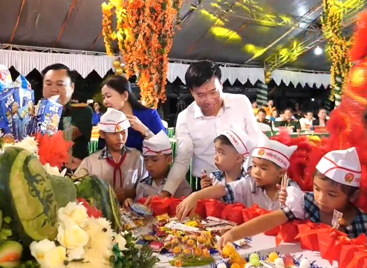 Các em thiếu nhi phá cổ trung thu Các em thiếu nhi phá cổ trung thu