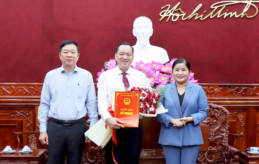 Ông Vũ Xuân Trường (giữa) nhận quyết định bổ nhiệm