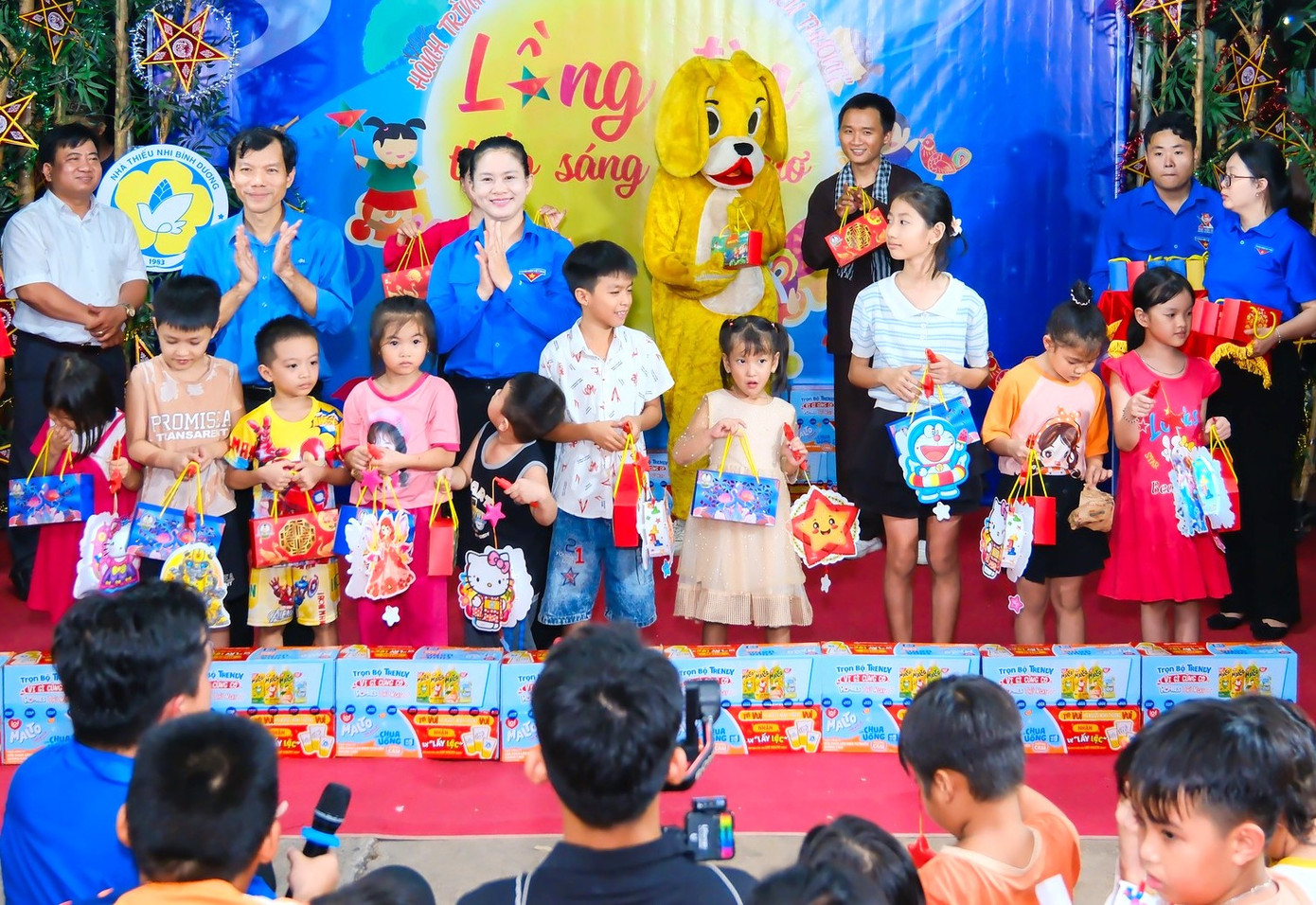 Thiếu nhi con em thanh niên công nhân tại Bình Dương được tặng quà trung thu.