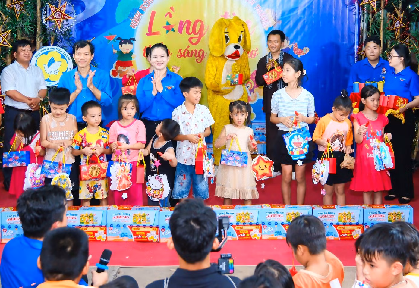 Thiếu nhi con em thanh niên công nhân tại Bình Dương được tặng quà trung thu. Thiếu nhi con em thanh niên công nhân tại Bình Dương được tặng quà trung thu.