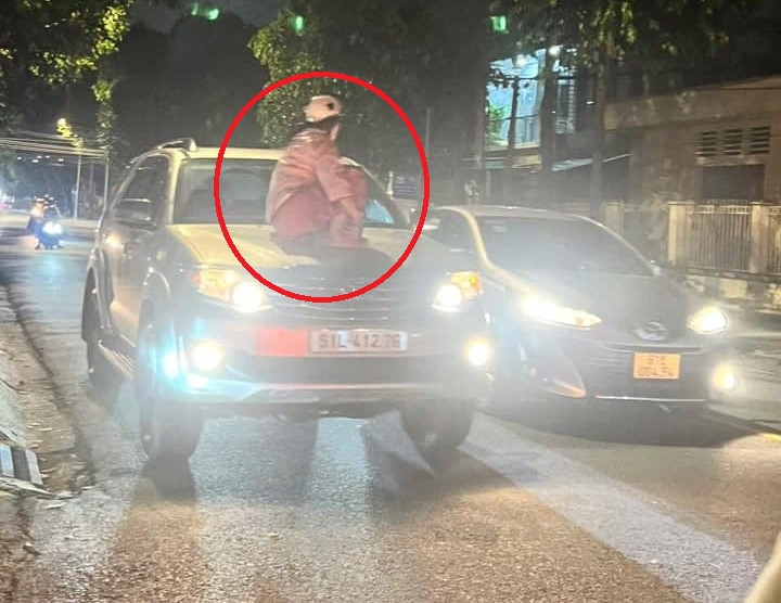 Người phụ nữ ngồi trên nắp capo ô tô gây xôn xao Người phụ nữ ngồi trên nắp capo ô tô gây xôn xao