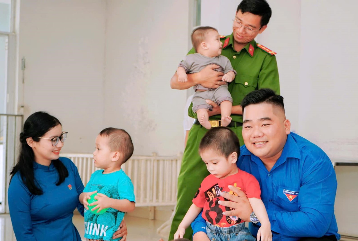 Các anh, chị cán bộ, đoàn viên, thanh niên đến thăm và tặng quà cho thiếu nhi tại Trung tâm Bảo trợ và Công tác xã hội tỉnh Bình Dương.