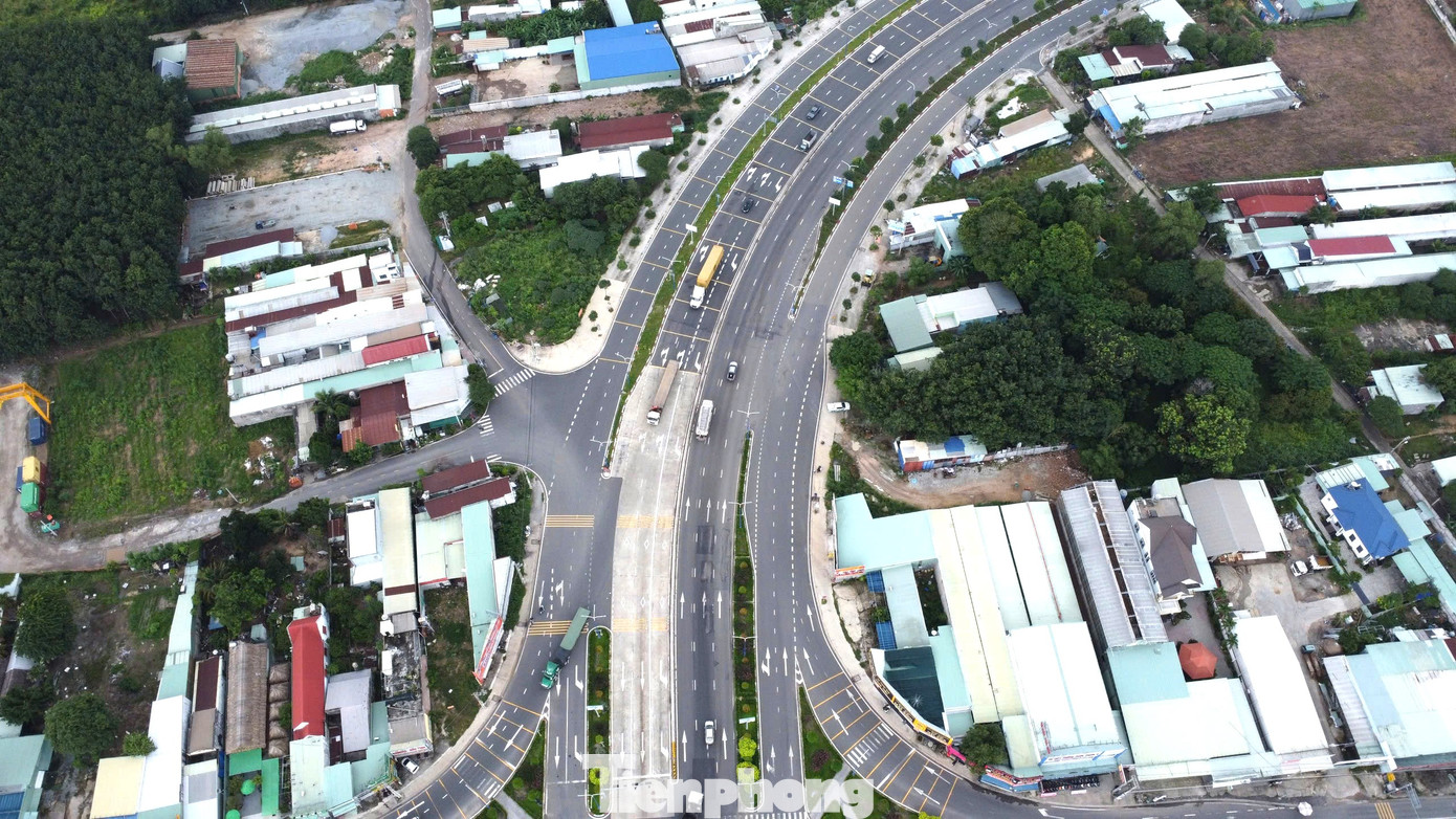 Bình Dương định hướng Bàu Bàng là huyện phát triển theo hướng công nghiệp - dịch vụ - nông nghiệp, ưu tiên phát triển công nghiệp dịch vụ, trong tương lai trở thành "Trung tâm đổi mới sáng tạo - công nghiệp" phía Bắc của tỉnh Bình Dương; là huyện cửa ngõ phía Bắc của tỉnh Bình Dương, kết nối với tỉnh Bình Phước và khu vực Tây Nguyên thông qua tuyến Quốc lộ 13. Bình Dương định hướng Bàu Bàng là huyện phát triển theo hướng công nghiệp - dịch vụ - nông nghiệp, ưu tiên phát triển công nghiệp dịch vụ, trong tương lai trở thành "Trung tâm đổi mới sáng tạo - công nghiệp" phía Bắc của tỉnh Bình Dương; là huyện cửa ngõ phía Bắc của tỉnh Bình Dương, kết nối với tỉnh Bình Phước và khu vực Tây Nguyên thông qua tuyến Quốc lộ 13.