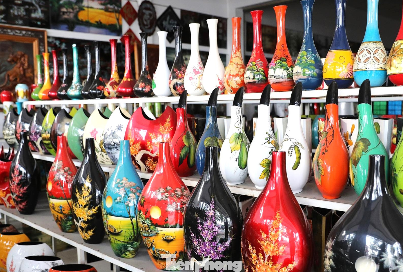 Sản phẩm sơn mài hoàn thiện được trưng bày để bán ra thị trường Sản phẩm sơn mài hoàn thiện được trưng bày để bán ra thị trường