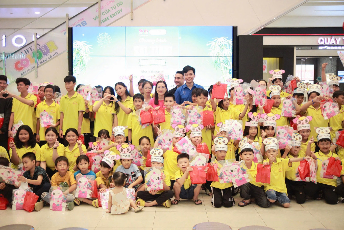 Các em thiếu nhi lớp học tình thương được tặng quà và tham quan tại siêu thị nhân dịp Tết trung thu