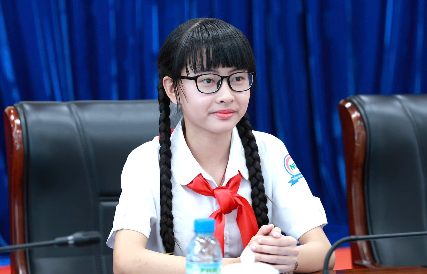 Phạm Võ Linh Đan là một trong số "nghị sĩ nhí" dự phiên họp giả định Quốc hội trẻ em Phạm Võ Linh Đan là một trong số "nghị sĩ nhí" dự phiên họp giả định Quốc hội trẻ em