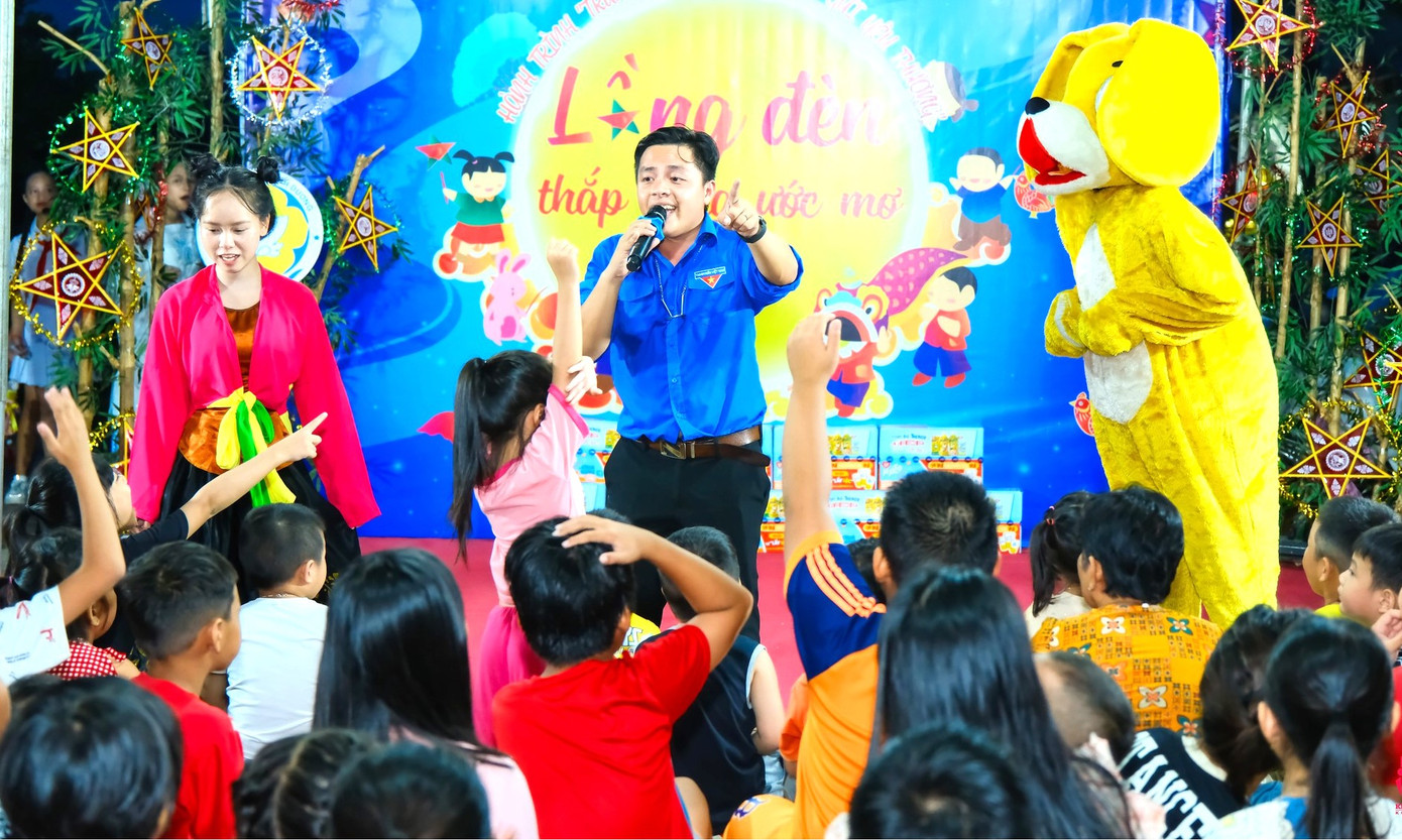 Thiếu nhi con em thanh niên công nhân tại Bình Dương tham gia chương trình Tết Trung thu do Đoàn thanh niên tổ chức.