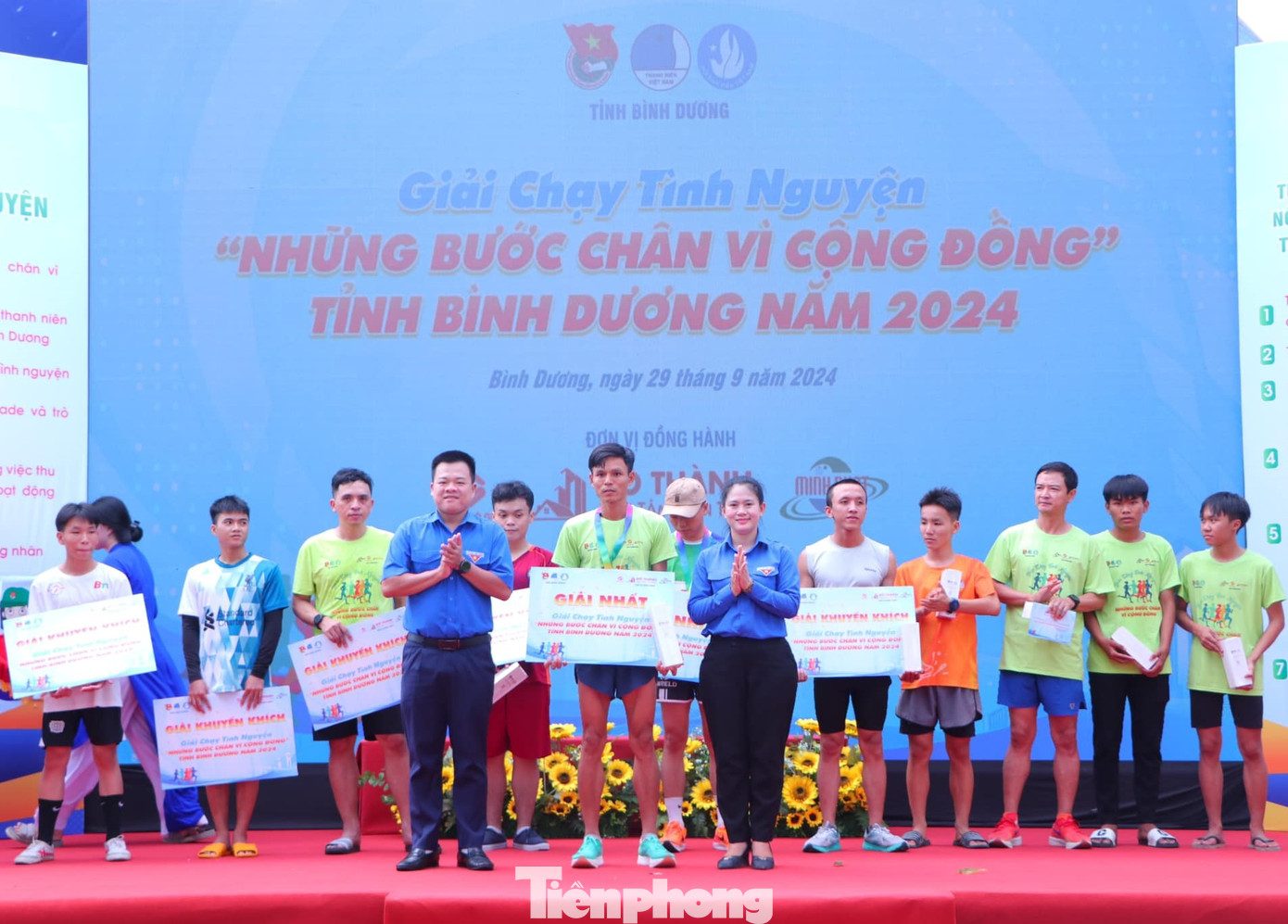 Trao giải chạy tình nguyện cho các vận động viên