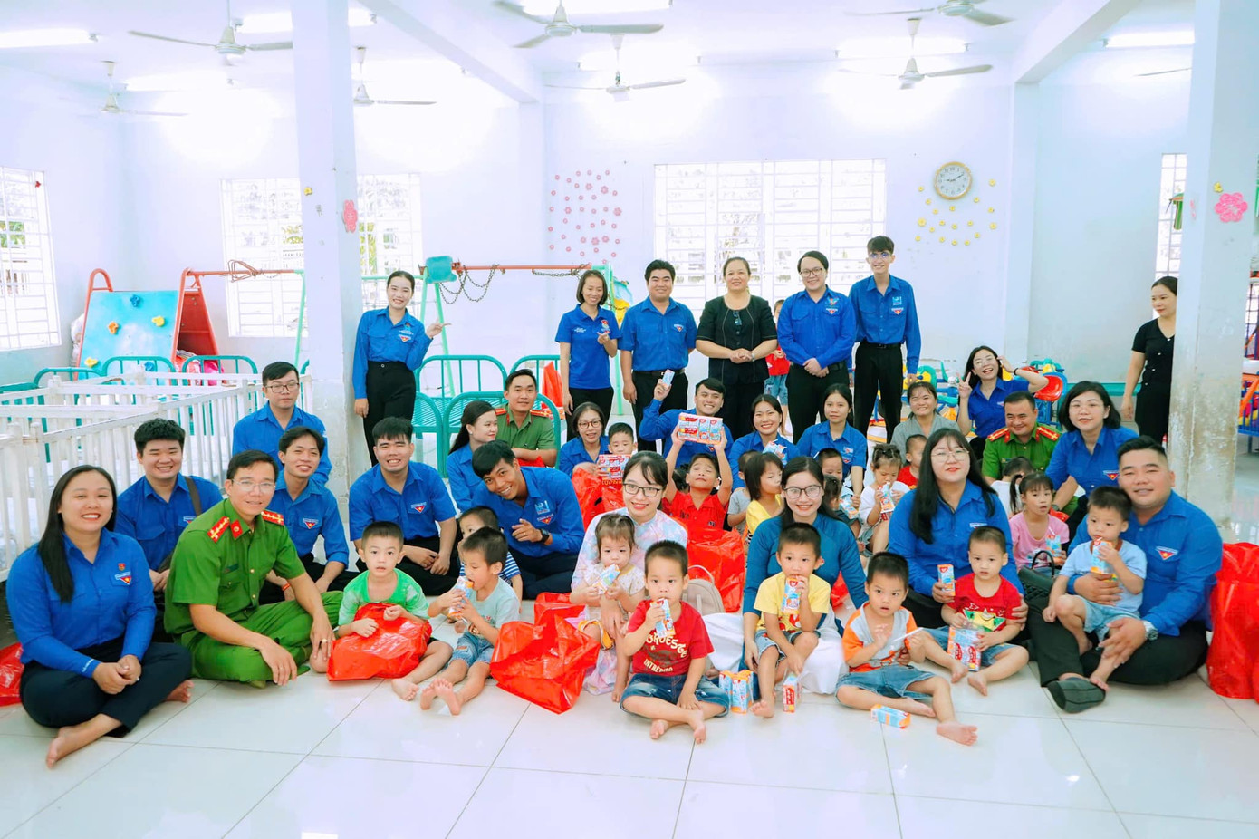 Các gương điển hình "Thanh niên tiên tiến làm theo lời Bác" đã đến thăm, tặng quà trung thu cho thiếu nhi tại Trung tâm Bảo trợ và Công tác xã hội tỉnh Bình Dương