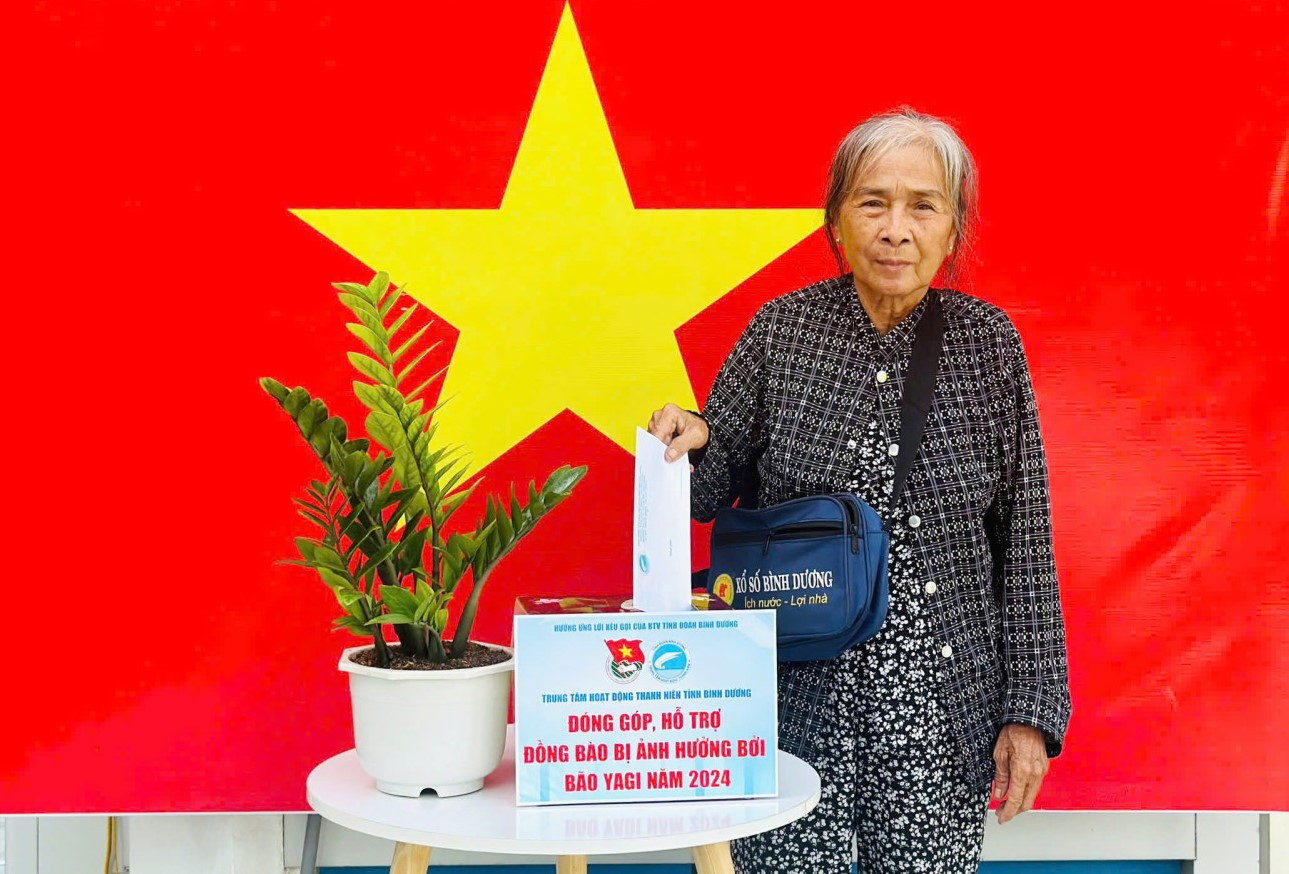 Cụ bà bán vé số đến Trung tâm Hoạt động thanh niên tỉnh Bình Dương để ủng hộ đồng bào các tỉnh phía Bắc