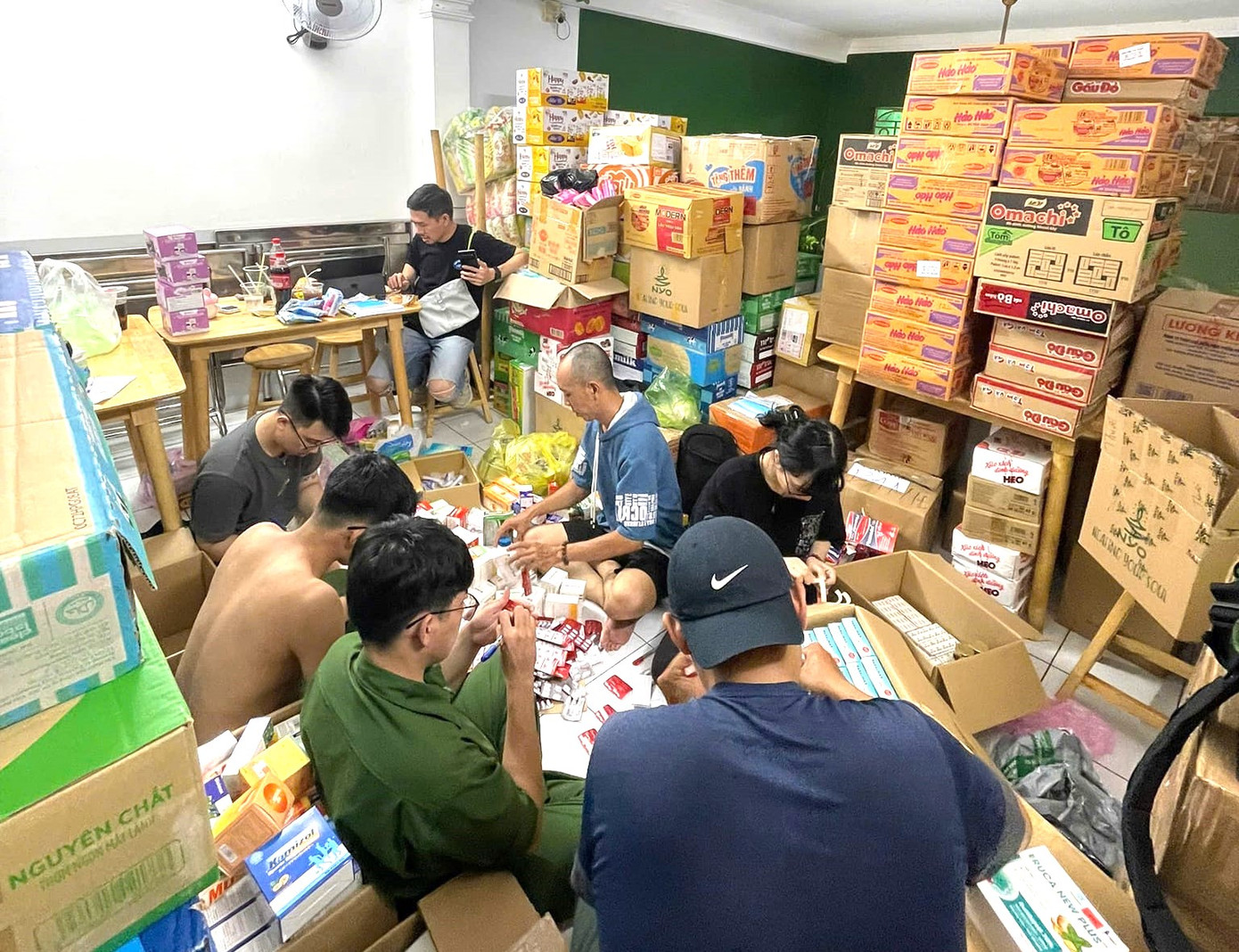 Người dân Bình Dương chuẩn bị hàng hóa để chuyển ra các tỉnh phía Bắc cứu trợ.