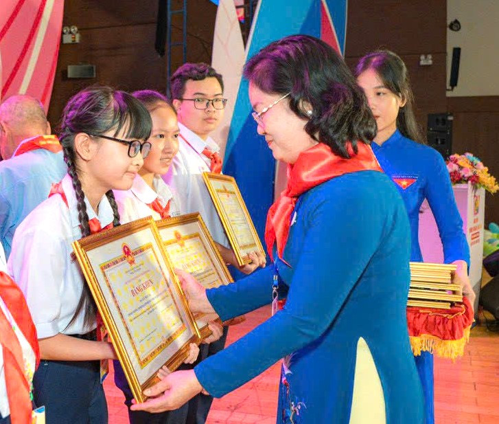 Phạm Võ Linh Đan nhận bằng khen của Chủ tịch UBND tỉnh Bình Dương. Phạm Võ Linh Đan nhận bằng khen của Chủ tịch UBND tỉnh Bình Dương.