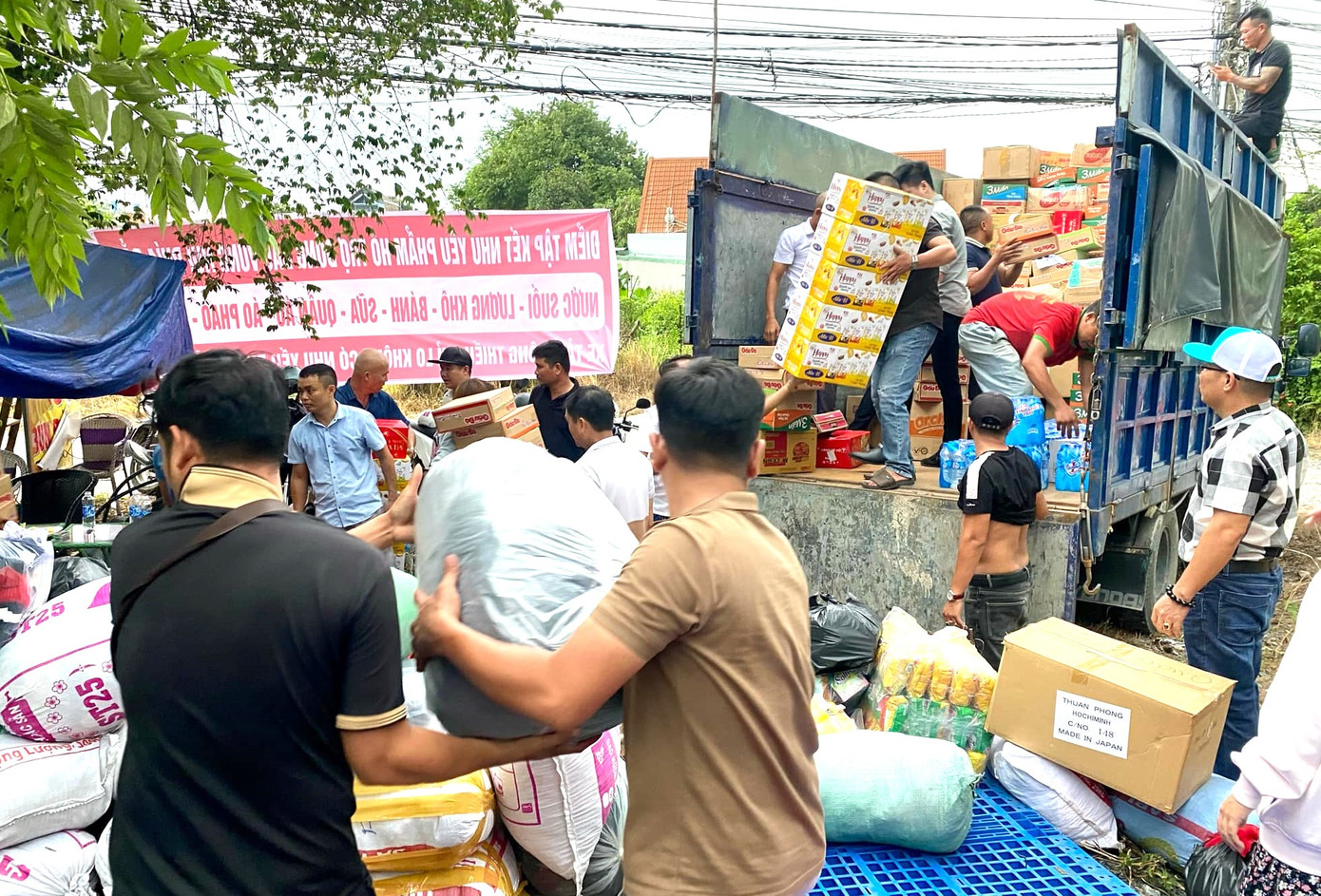 Hàng hóa đưa lên xe trung chuyển để đưa tới điểm có xe đi đường dài từ Nam ra Bắc.