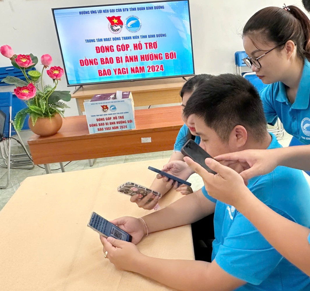 Cán bộ, đoàn viên, thanh niên chuyển khoản ủng hộ đồng bào