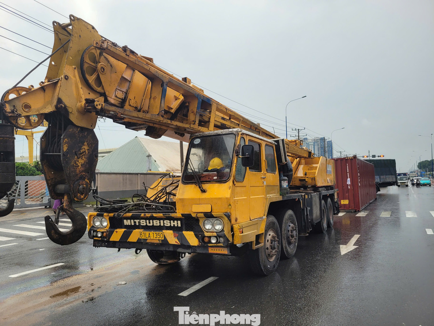 Một chiếc xe cẩu tới hiện trường Một chiếc xe cẩu tới hiện trường