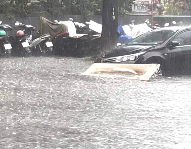 Ô tô bị ngập và chết máy trên đường 30/4 (TP Thủ Dầu Một)