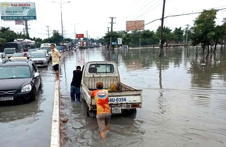 Quốc lộ 13 đoạn ngã tư cầu Ông Bố (TP. Thuận An, Bình Dương) thường ngập nước mỗi khi mưa lớn Ảnh: tư liệu