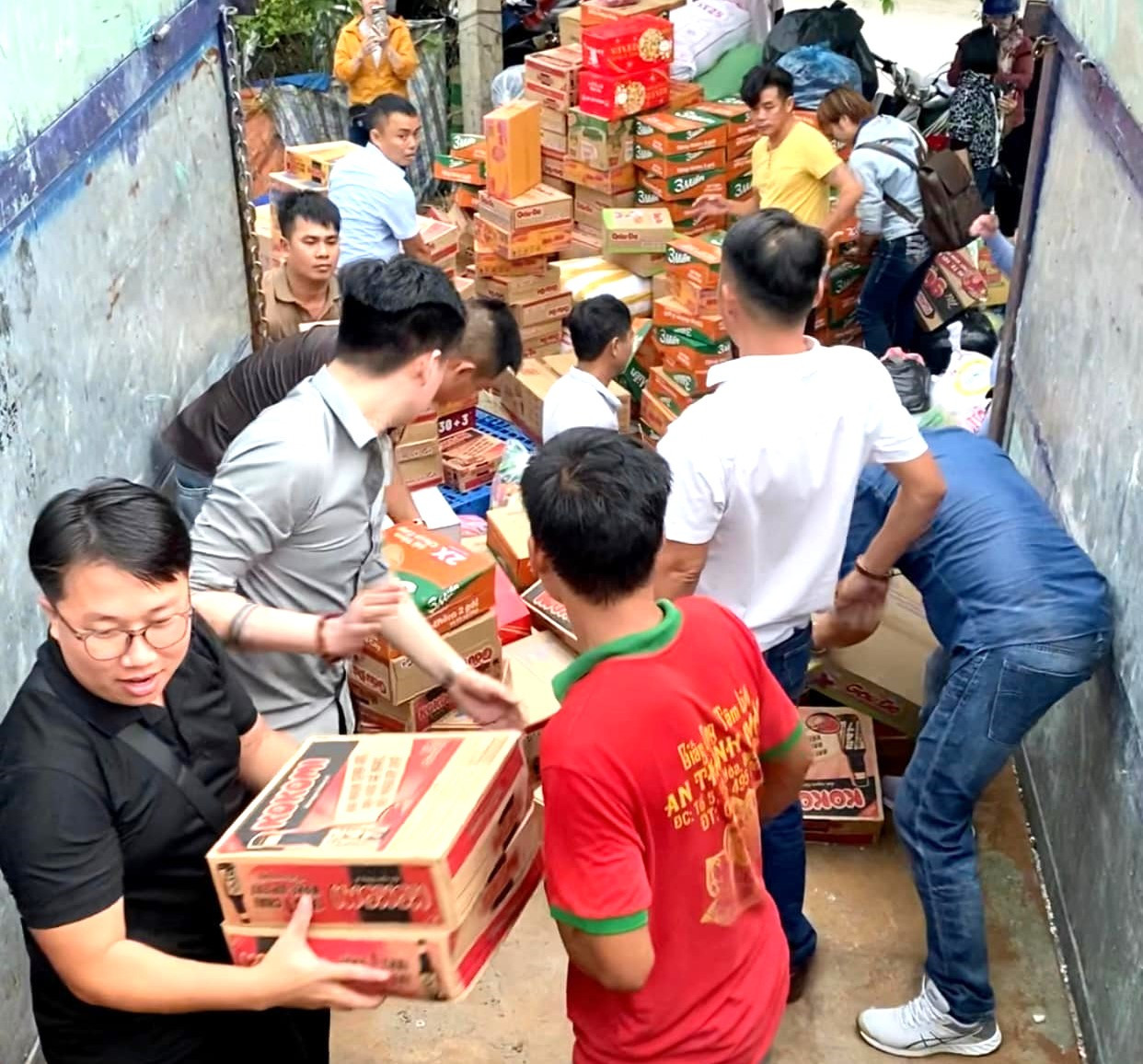 Thanh niên Bình Dương xếp hàng hóa lên xe để vận chuyển ra các tỉnh phía Bắc.
