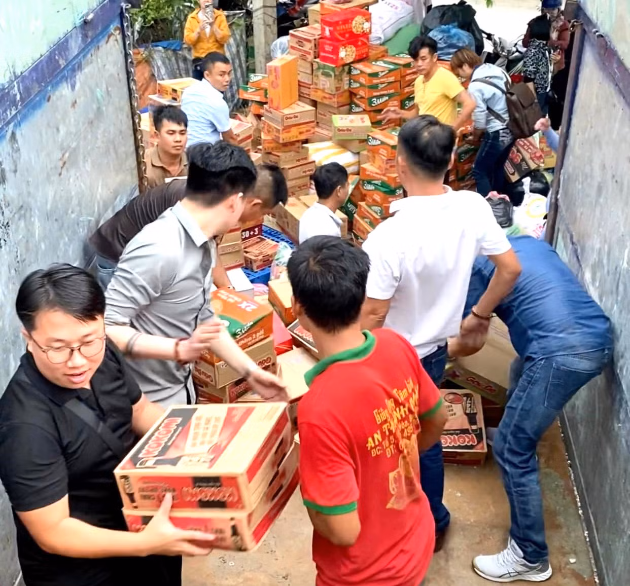 Thanh niên Bình Dương xếp hàng hóa lên xe để vận chuyển ra các tỉnh phía Bắc.