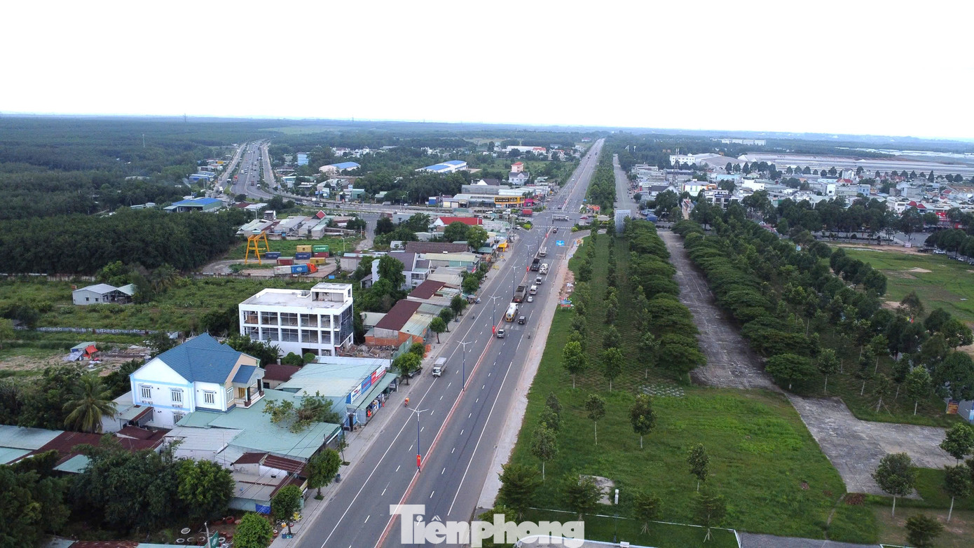 Huyện Bàu Bàng đóng vai trò vùng Kinh tế phía Bắc của tỉnh Bình Dương, có sự tác động tương hỗ và gắn kết với không gian kinh tế của huyện Dầu Tiếng và huyện Phú Giáo, thành phố Bến Cát; là khu vực phát triển công nghiệp (đa ngành, chế biến nông lâm sản), phát triển khu phức hợp Văn hóa - Thể thao, Y tế, Giáo dục đào tạo cấp vùng, trung tâm dịch vụ - thương mại cấp vùng, du lịch sinh thái, du lịch văn hóa lịch sử. Huyện Bàu Bàng đóng vai trò vùng Kinh tế phía Bắc của tỉnh Bình Dương, có sự tác động tương hỗ và gắn kết với không gian kinh tế của huyện Dầu Tiếng và huyện Phú Giáo, thành phố Bến Cát; là khu vực phát triển công nghiệp (đa ngành, chế biến nông lâm sản), phát triển khu phức hợp Văn hóa - Thể thao, Y tế, Giáo dục đào tạo cấp vùng, trung tâm dịch vụ - thương mại cấp vùng, du lịch sinh thái, du lịch văn hóa lịch sử.