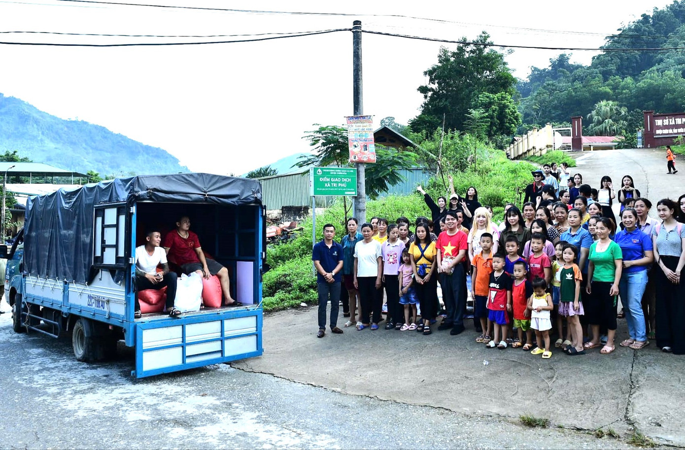 Đoàn viên, thanh niên đến tỉnh Bắc Cạn tặng quà cho người dân và trẻ em. Ảnh: Chấn Sang Đoàn viên, thanh niên đến tỉnh Bắc Cạn tặng quà cho người dân và trẻ em. Ảnh: Chấn Sang