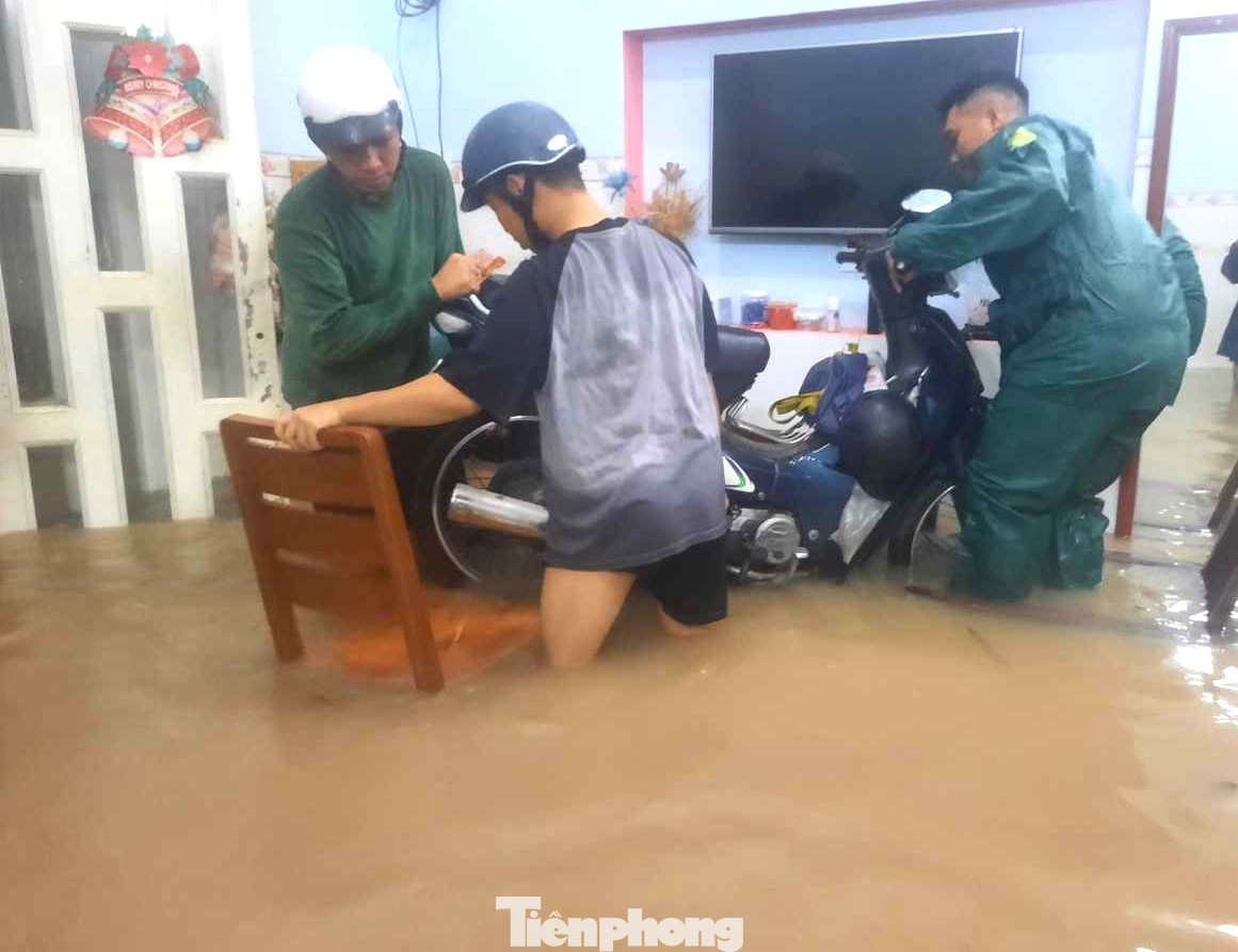 Lực lượng chức năng hỗ trợ người dân ở phường An Thạnh (TP. Thuận An, Bình Dương) khi nhà bị ngập