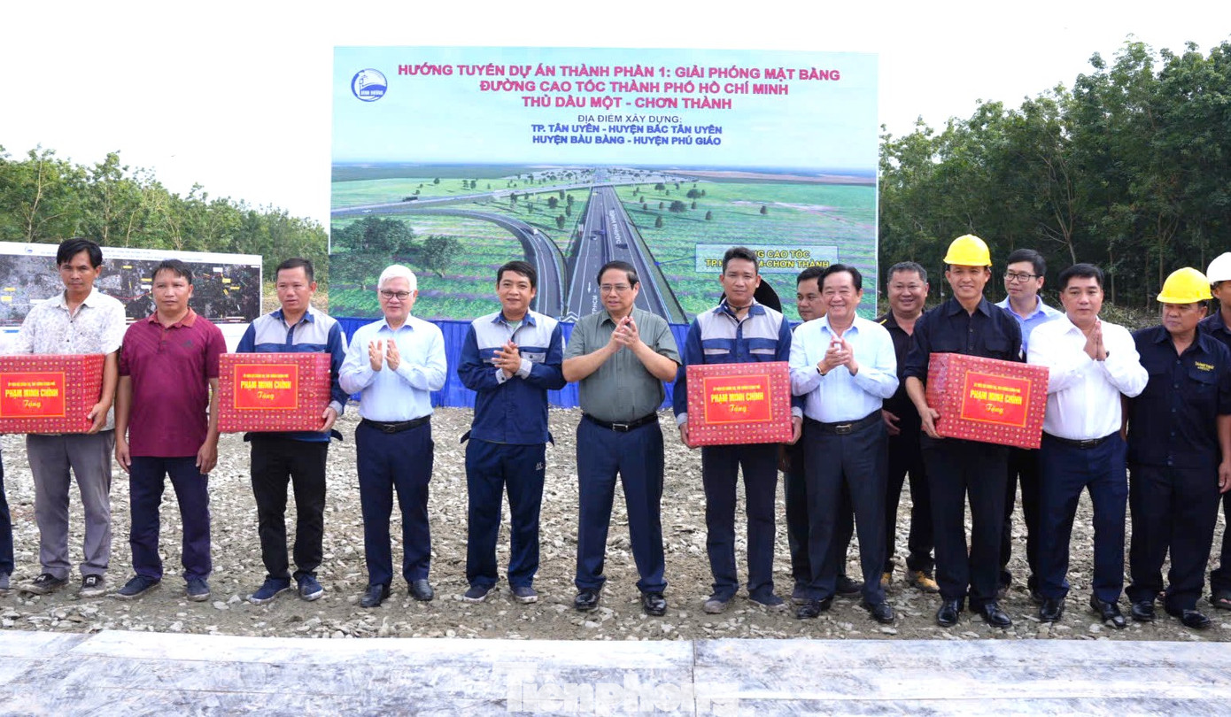 Thủ tướng Phạm Minh Chính tặng quà cho công nhân làm việc tại dự án cao tốc TPHCM - Thủ Dầu Một - Chơn Thành Thủ tướng Phạm Minh Chính tặng quà cho công nhân làm việc tại dự án cao tốc TPHCM - Thủ Dầu Một - Chơn Thành