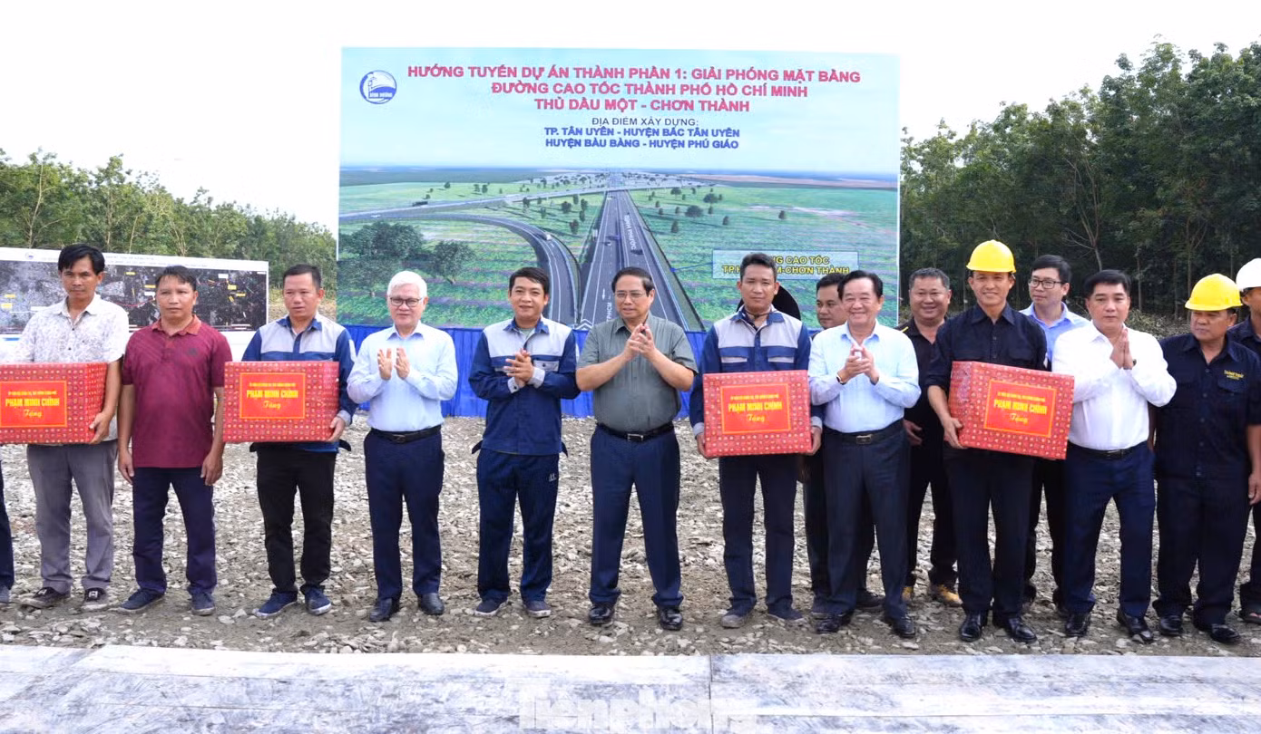 Thủ tướng Phạm Minh Chính tặng quà cho công nhân làm việc tại dự án cao tốc TPHCM - Thủ Dầu Một - Chơn Thành Thủ tướng Phạm Minh Chính tặng quà cho công nhân làm việc tại dự án cao tốc TPHCM - Thủ Dầu Một - Chơn Thành