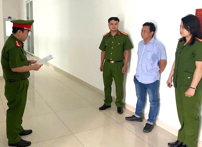 Lực lượng chức năng thực hiện lệnh khởi tố đối với bị can Trần Văn Hoàng Giang