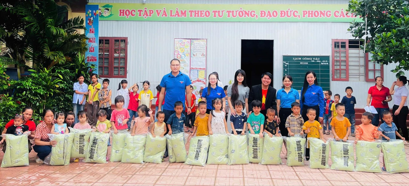 Tặng chăn mới cho các em thiếu nhi Tặng chăn mới cho các em thiếu nhi