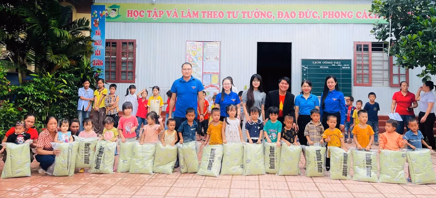 Tặng chăn mới cho các em thiếu nhi