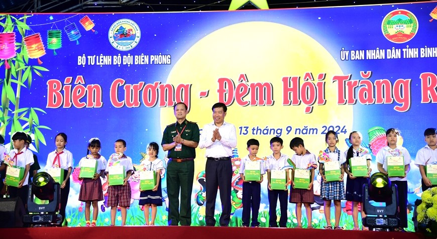 Trung tướng Nguyễn Anh Tuấn, Bí thư Đảng ủy, Chính ủy Bộ đội biên phòng và Bí thư Tỉnh ủy Bình Phước Nguyễn Mạnh Cường tặng quà cho thiếu nhi. Trung tướng Nguyễn Anh Tuấn, Bí thư Đảng ủy, Chính ủy Bộ đội biên phòng và Bí thư Tỉnh ủy Bình Phước Nguyễn Mạnh Cường tặng quà cho thiếu nhi.
