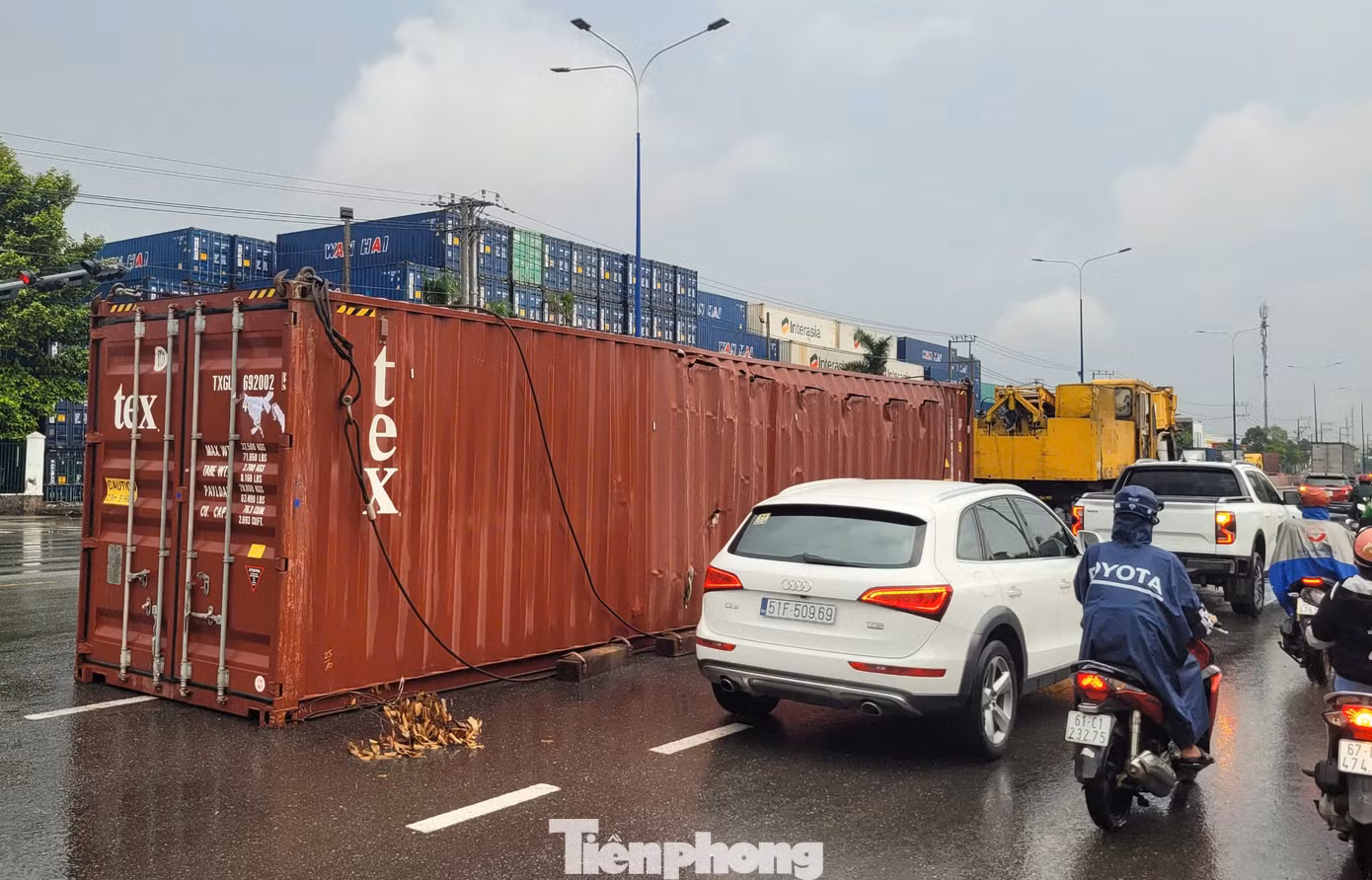Giao thông qua khu vực gặp khó khăn