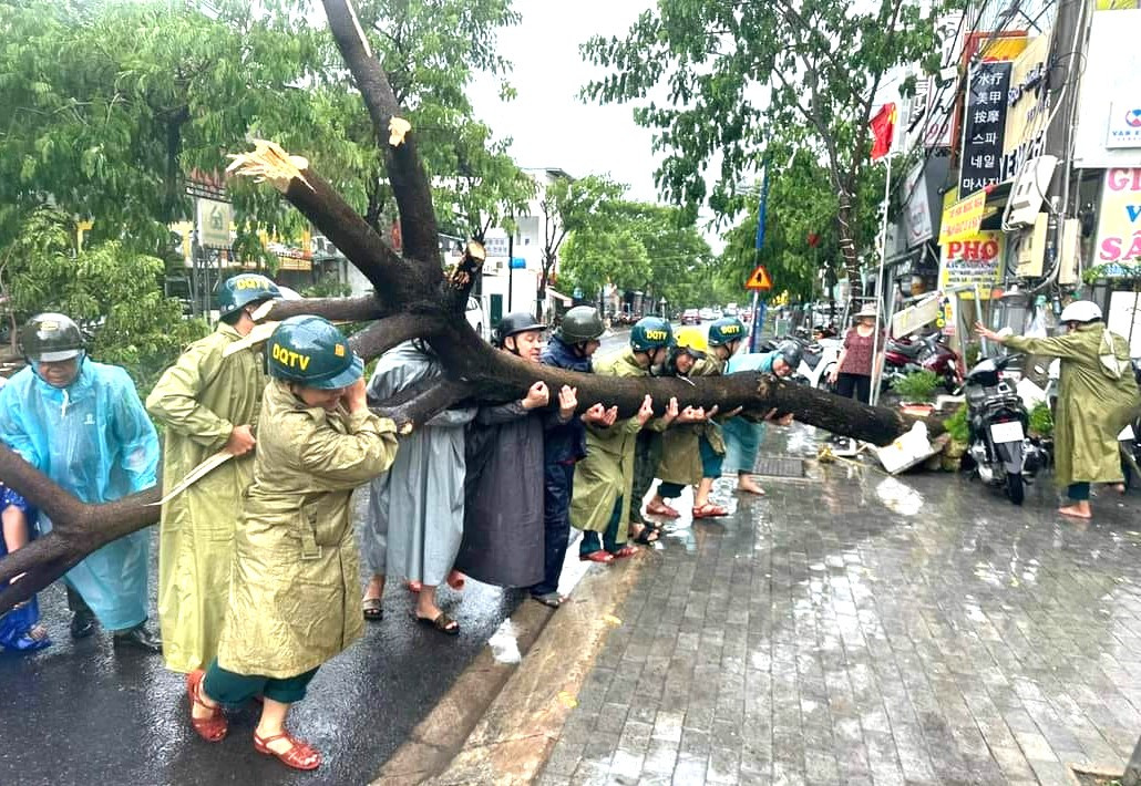 Lực lượng chức năng thành phố Thủ Dầu Một khắc phục sự cố thiên tai Lực lượng chức năng thành phố Thủ Dầu Một khắc phục sự cố thiên tai