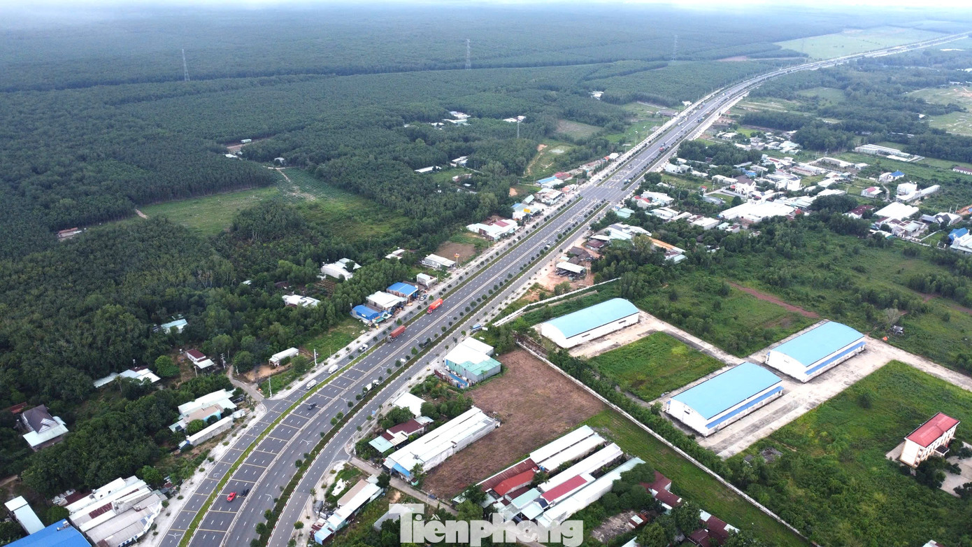 Phấn đấu đô thị Bàu Bàng đạt tiêu chí đô thị loại III, trở thành thị xã thuộc tỉnh Bình Dương. Dự báo dân số đến năm 2030 khoảng 320.000 - 350.000 người; đến năm 2040 khoảng 480.000 - 500.000 người. Phấn đấu đô thị Bàu Bàng đạt tiêu chí đô thị loại III, trở thành thị xã thuộc tỉnh Bình Dương. Dự báo dân số đến năm 2030 khoảng 320.000 - 350.000 người; đến năm 2040 khoảng 480.000 - 500.000 người.