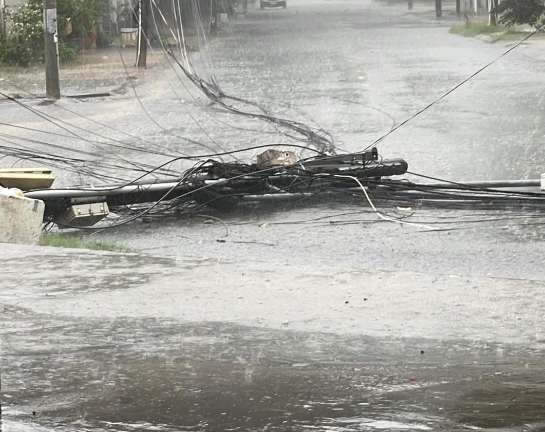 Cột điện gãy đổ