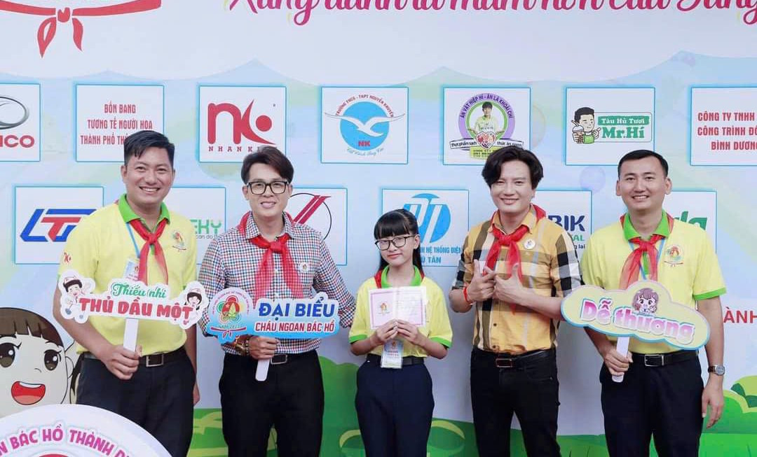 Phạm Võ Linh Đan chụp ảnh lưu niệm với các anh, chị Thành Đoàn Thủ Dầu Một. Phạm Võ Linh Đan chụp ảnh lưu niệm với các anh, chị Thành Đoàn Thủ Dầu Một.