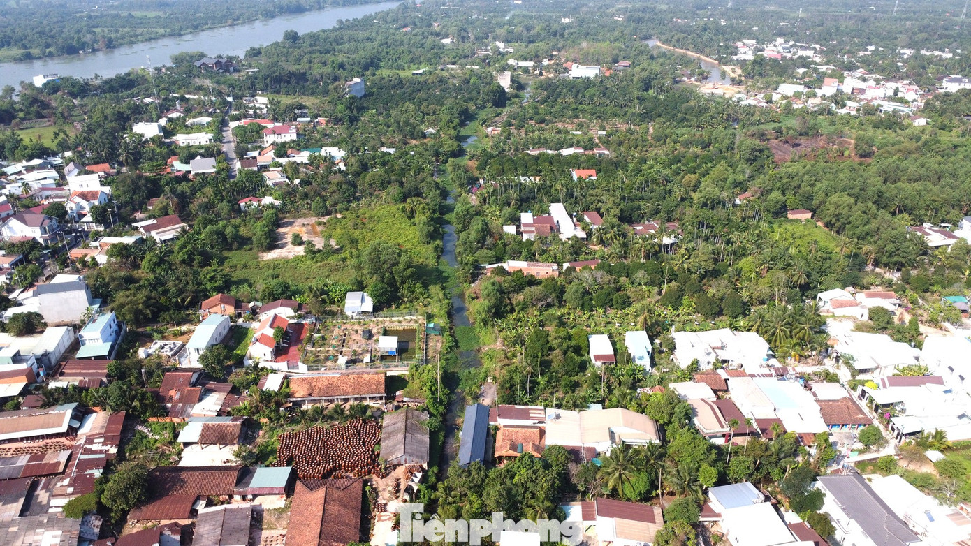 Làng nghề sẽ được xây dựng tập trung đầy đủ cơ sở hạ tầng với hệ thống xử lý nước thải, khu sản xuất tập trung, khu trưng bày sản phẩm, nhà thờ tổ, cổng chào làng nghề, đào tạo nghề, dịch vụ du lịch. Làng nghề sẽ được xây dựng tập trung đầy đủ cơ sở hạ tầng với hệ thống xử lý nước thải, khu sản xuất tập trung, khu trưng bày sản phẩm, nhà thờ tổ, cổng chào làng nghề, đào tạo nghề, dịch vụ du lịch.
