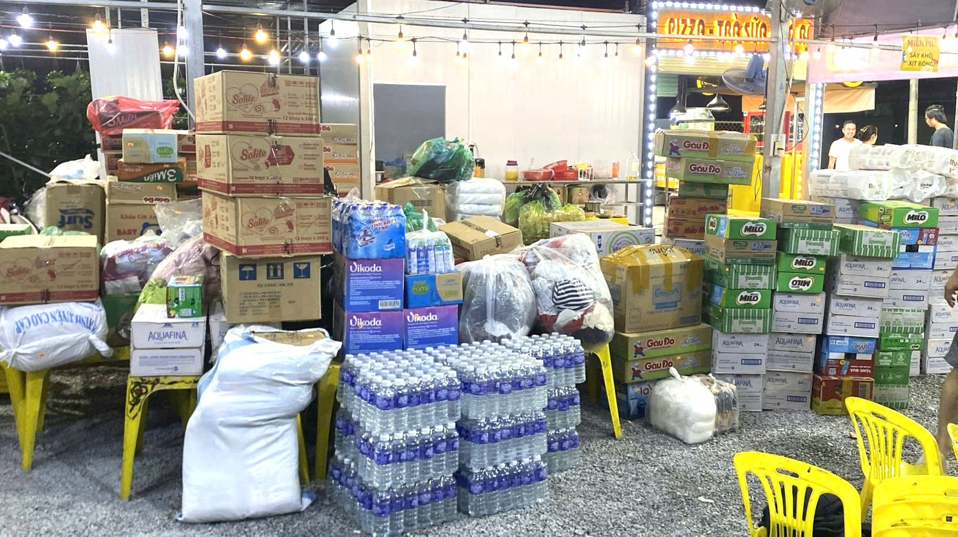 Một điểm tập kết hàng hóa với đầy đủ loại.