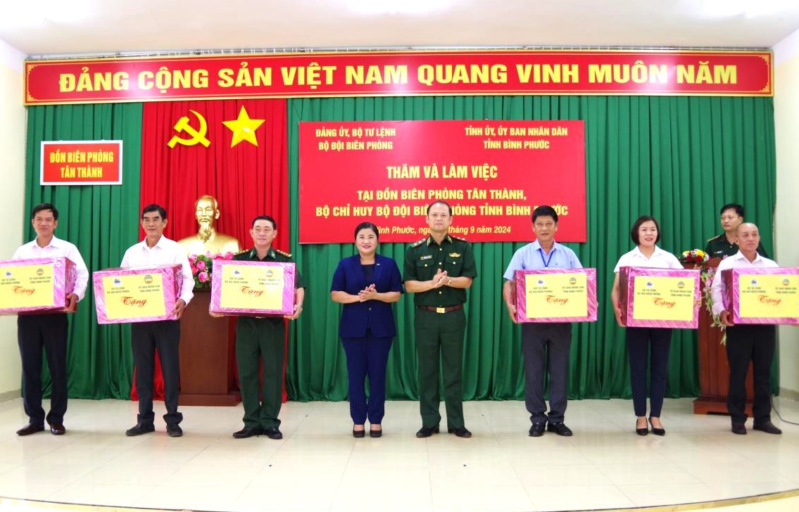 Trung tướng Nguyễn Anh Tuấn, Chính ủy Bộ Tư lệnh Bộ đội Biên phòng và Chủ tịch UBND tỉnh Bình Phước Trần Tuệ Hiền tặng quà các đơn vị: Đồn biên phòng Tân Thành, UBND xã Tân Thành và các trường học trên địa bàn xã Tân Thành. Trung tướng Nguyễn Anh Tuấn, Chính ủy Bộ Tư lệnh Bộ đội Biên phòng và Chủ tịch UBND tỉnh Bình Phước Trần Tuệ Hiền tặng quà các đơn vị: Đồn biên phòng Tân Thành, UBND xã Tân Thành và các trường học trên địa bàn xã Tân Thành.