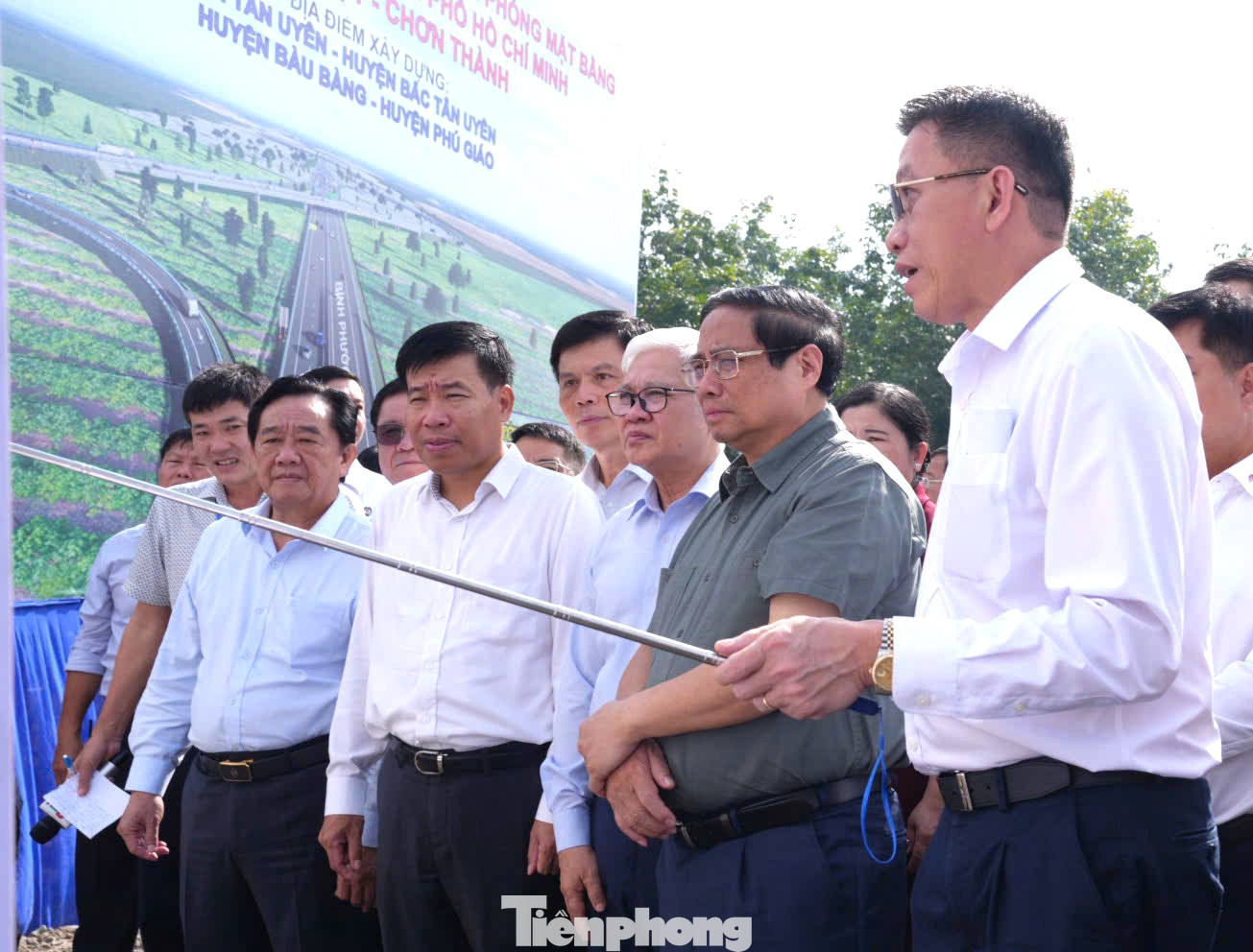 Thủ tướng Phạm Minh Chính nghe báo cáo về dự án Thủ tướng Phạm Minh Chính nghe báo cáo về dự án