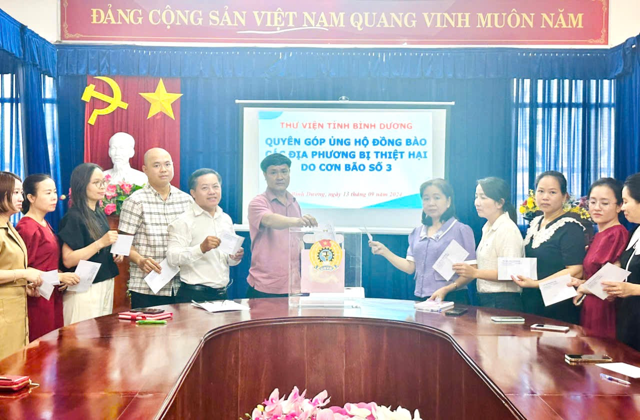 Cán bộ Thư viện tỉnh Bình Dương quyên góp ủng hộ đồng bào các tỉnh phía Bắc