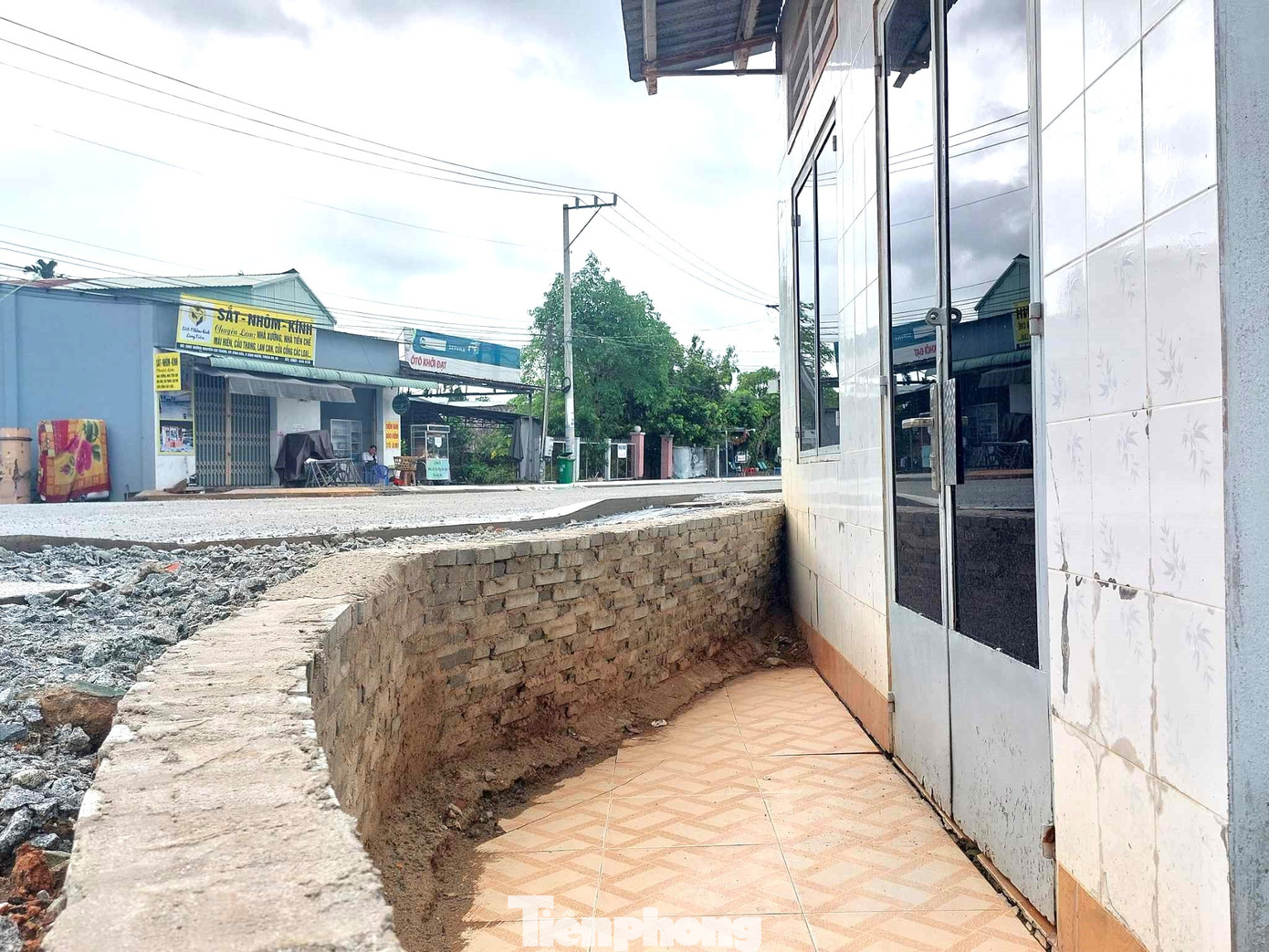 Thành phố Thuận An cho biết, do khu vực ảnh hưởng bởi triều cường nên nâng cấp mặt đường cao và một số vị trí nhà dân thấp hơn là điều khó tránh khỏi Thành phố Thuận An cho biết, do khu vực ảnh hưởng bởi triều cường nên nâng cấp mặt đường cao và một số vị trí nhà dân thấp hơn là điều khó tránh khỏi